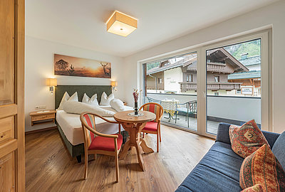 Doppelzimmer mit Kleiderschrank und Zugang zum Balkon