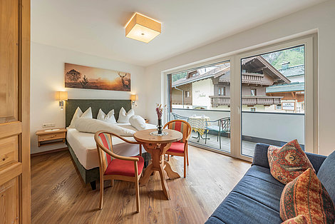 Doppelzimmer mit Kleiderschrank und Zugang zum Balkon